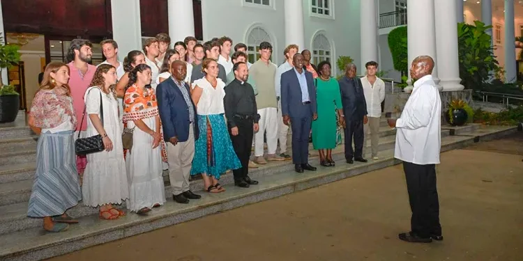 Addressing the volunteers, President Museveni reaffirmed the government’s commitment to transforming Uganda from a pre-capitalist society into a modern money economy, where citizens produce not only for household consumption but also for commercial markets.